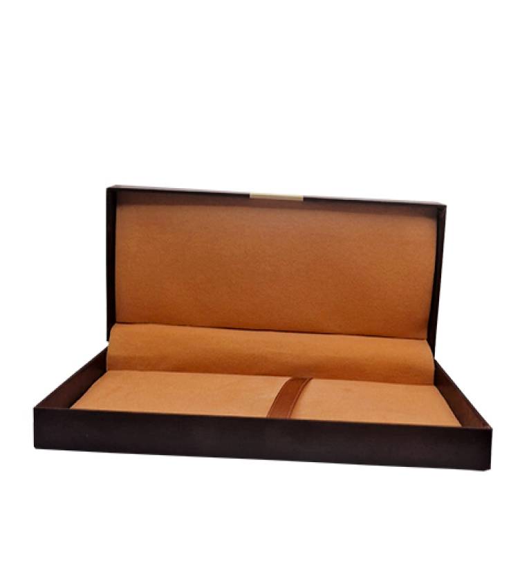 une boîte cadeau en bois et cuir